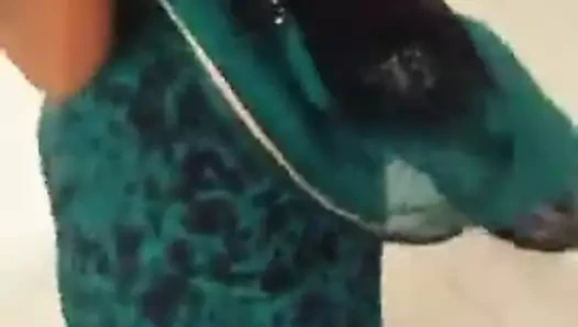 Hintli üvey annenin göğüslerine bas 2
