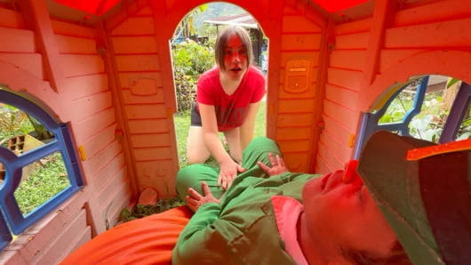 Küçük evinde altın paraları karşılığında büyülü bir cin için lezzetli bir sikiş sunuyorum.