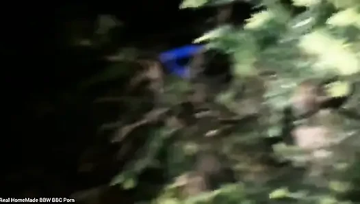 Hintli iri güzel kadın açık havada inleyerek orgazm oluyor