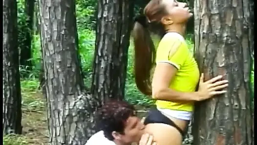 Genç fahişe adama sakso çekiyor ve sonra sıkı nemli deliğini siktiriyor