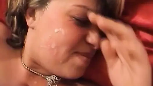 Tombul Alman fahişe sert amcık sikişi sonrası döl yiyor