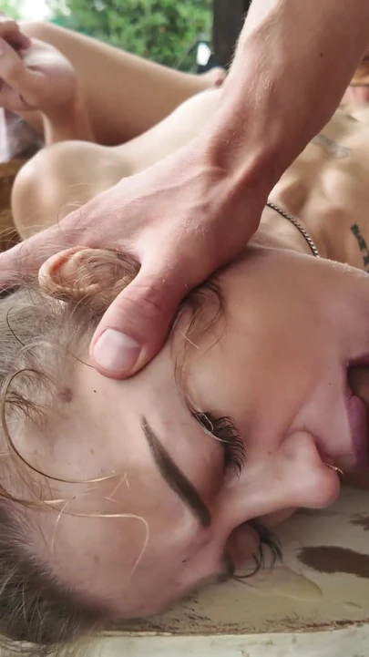 Возбужденный старик лижет мою худенькую подругу