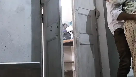 Hintli kız ve erkek arkadaşı sınıfta sessiz bir işaret yapmaya başlıyor