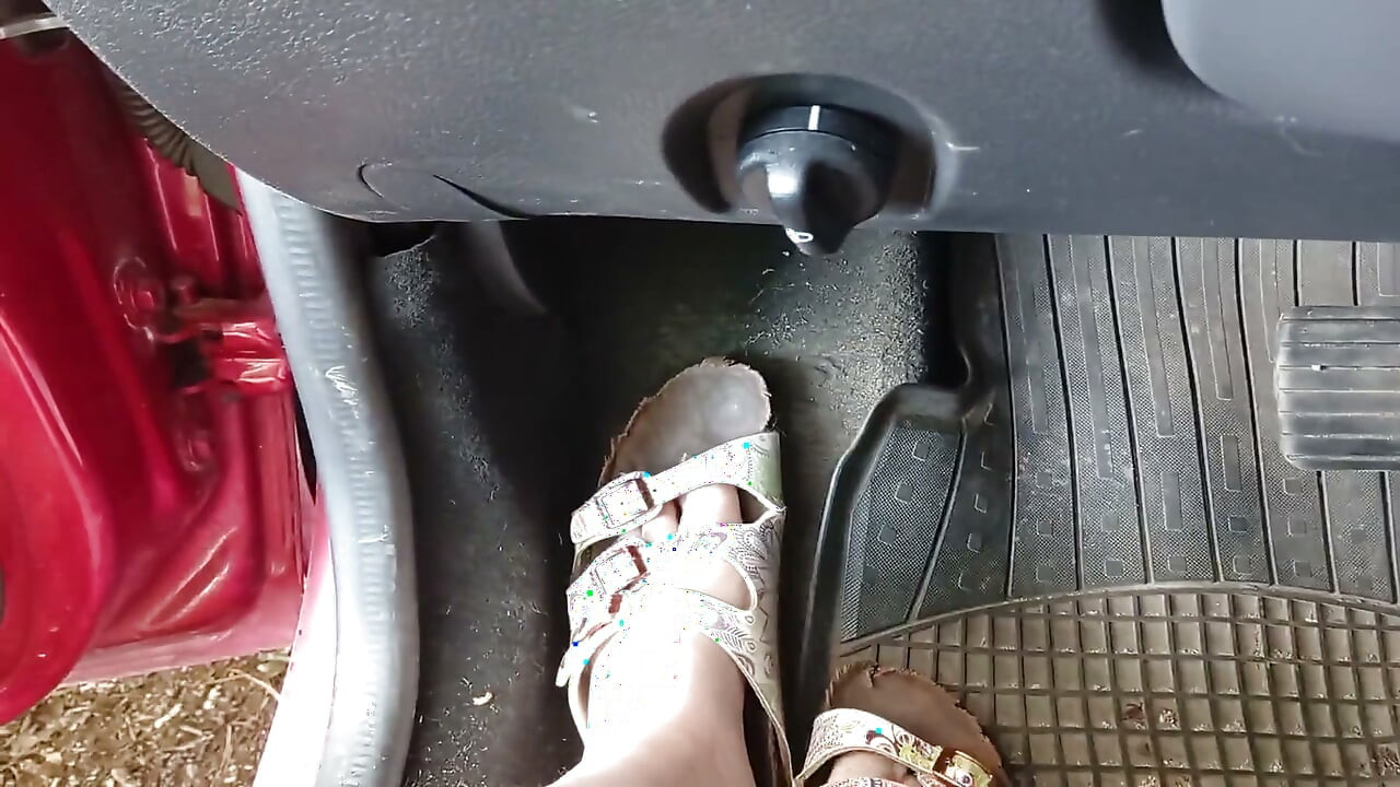 Birkenstock ayakkabılarıyla pedal çevirmek