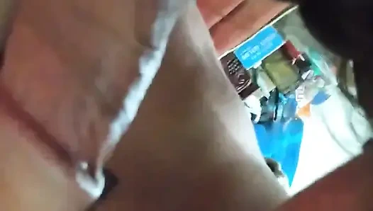 Seksi kız arkadaş aşağı atıyor!