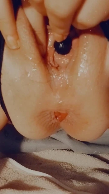 Обязательный для просмотра момент из "SklavinS играет для ее господина с ее задницей и писс-дыркой"