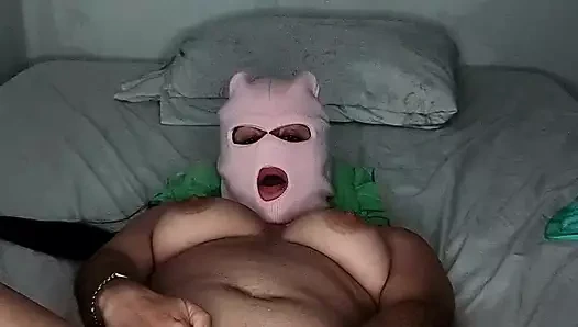 Maskeli sürtük tatlı fışkırtarak boşalıyor