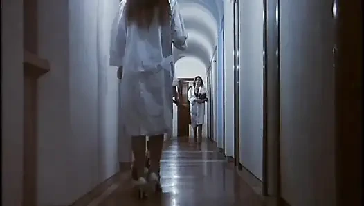 Siyah ve beyaz büyük göğüsler bahçede klasik yarak emiyor