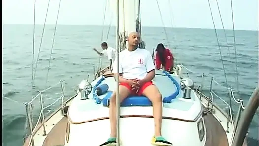 Birkaç güzel zenci hatun yelkenli gemisinin güvertesinde bir yarak yapıyor