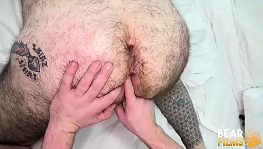 Bearfilms dövmeli Jay Behr Mac Curtis'in vahşi yarağını istiyor