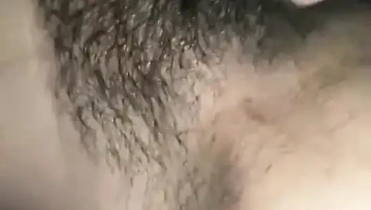 Hintli ateşli kız banyo yapıyor ve kendini parmaklıyor