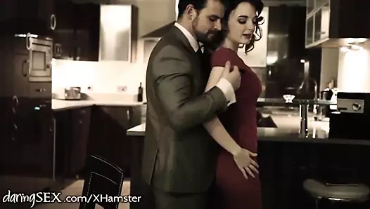 İngiliz kızıl saçlının romantik akşam yemeği