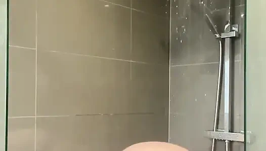 Duşta yürümek sadece farklı vurdu