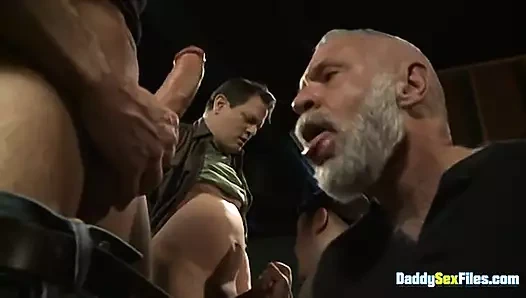 Allen Silver ateşli sikişen babalar tarafından emilmeyi seviyor