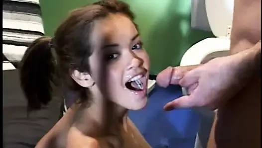 Küçük memeli sıcak esmer eğilir ve sert horoz köpek stili alır