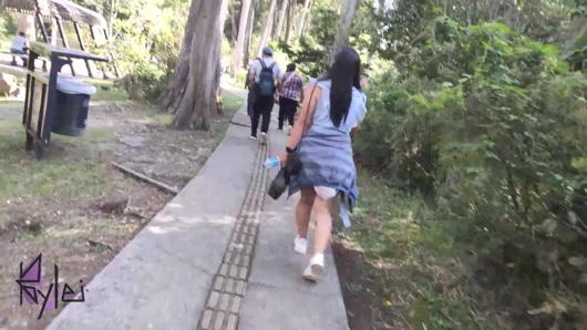 Parkta bir adamla tanıştım ve sonunda onu ormanda emdi ve becerdi!