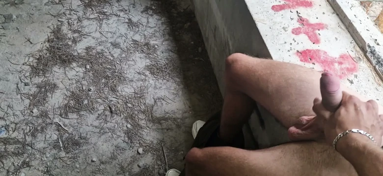 Terk edilmiş bir fabrikada genç bir sikici babasıyla tanıştı ve gelene kadar deliklerini sert sikti