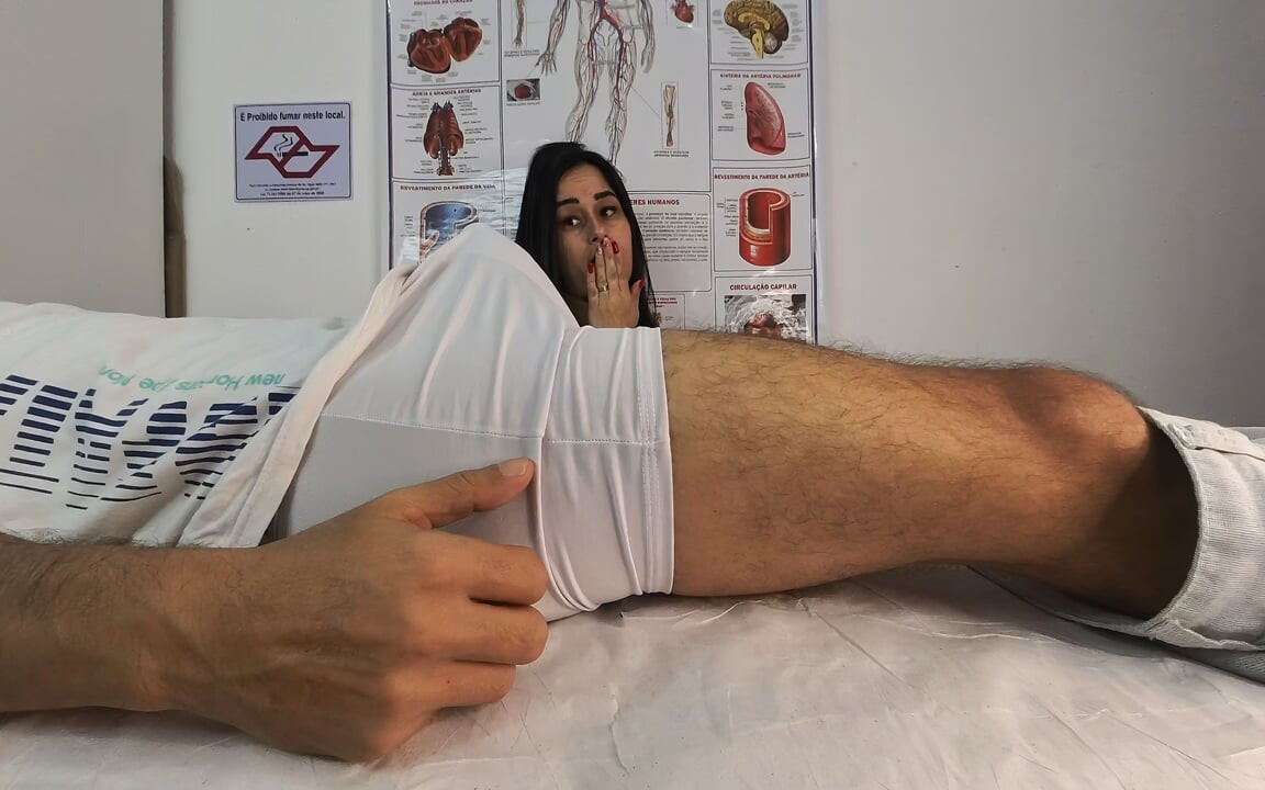 Eyvah. Hemşirenin önünde sert sikiştim