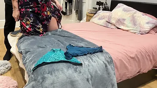 Aldatılan ateşli seksi espanol genç erkek avcısı siyah yarağı göt deliğini ve külotunu koklamayı seviyor.