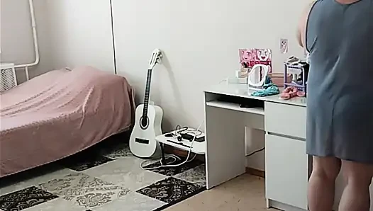 Kayınvalidemi ve odayı nasıl çıplak temizlediğini gözetledim