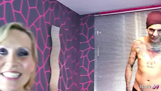 Rubia milf Julia follada por un vecino completamente tatuado con un condón