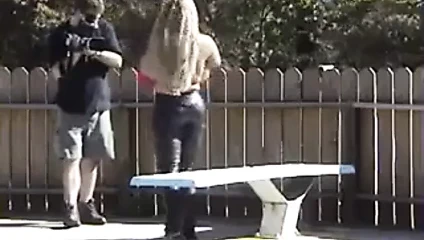 havuz tarafında throwback büyük sahte göğüsler