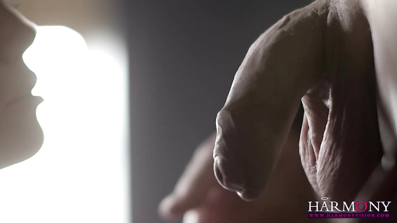 Çekici hatun büyük bir yarakla sikişiyor
