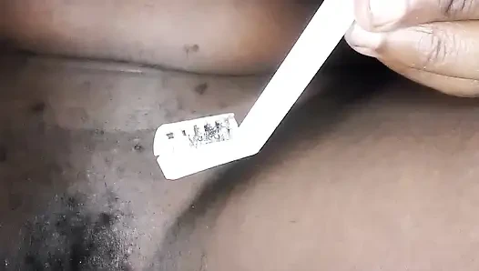 Azgın küçük amcığımı benimle tıraş et