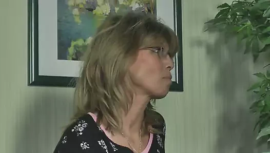 Spex orta yaşlı seksi kadın erkeği tarafından sert sikiliyor