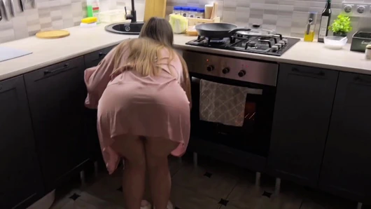 Yumurta kızartır, ben de onu kızartıyorum