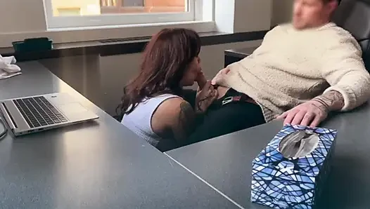 İşini kurtarmak için patronunu emiyor ve sikiyor