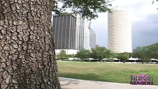 Açık havada amcık gösterisi ve mastürbasyon