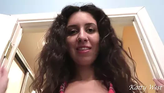 Külot olmadan baştan çıkarıcı kız öğrenci sikmek istiyor