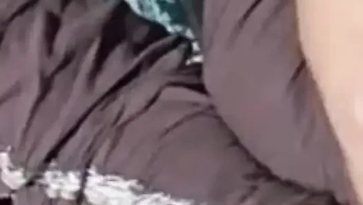 Hintli kadın büyük yaraklı bir makine gibi sert sikişiyor