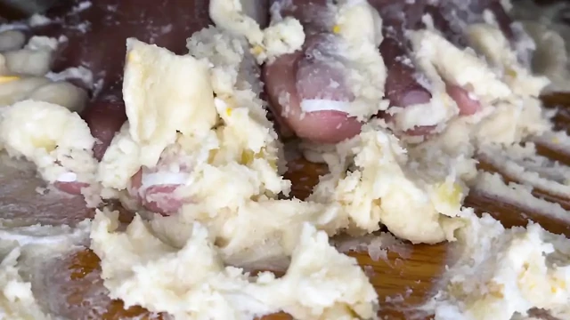 Zenci kız ayaklarıyla kekleri parçalıyor