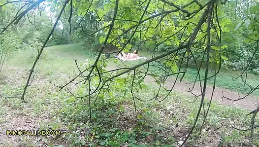 Azgın güneşlenen kız üvey babası ve üvey oğlu Matt tarafından gözetleniyor - büyük götlü genç kız sikiliyor - mia rose bölüm 1/3