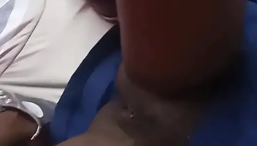 Siyah öğrenci sürtük amıyla oynuyor ve pembe vibratörü emiyor