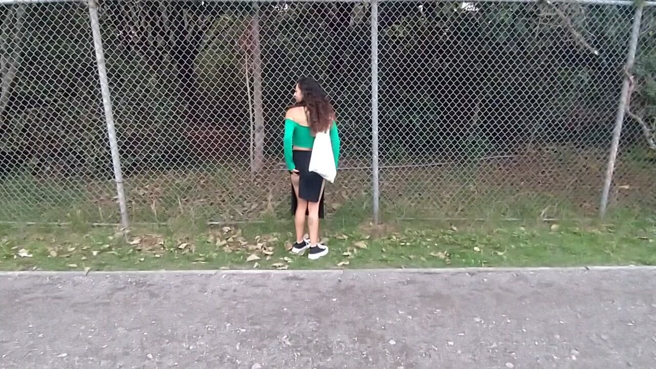 Külotunu çıkarıyor
