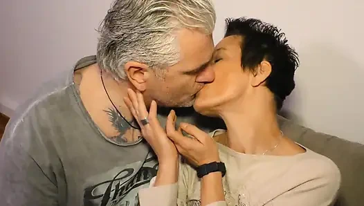 Külotlu çoraplı kısa saçlı seksi esmer merdivenlerde tanıştığı gri saçlı adamı emiyor ve sikiyor