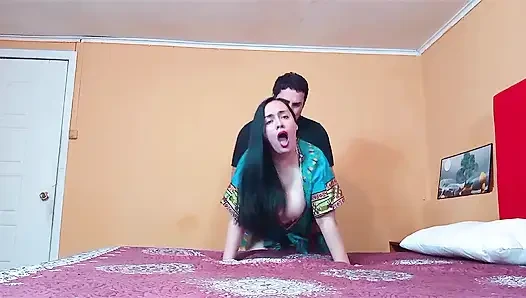 Evde yalnız bir Hintli teyze buldum ve onu arkadan siktim.