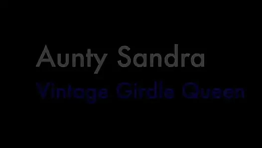 Тетушка Sandra вся в черном раздевается для тебя, Vgq46