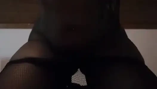 Genç üniversiteli kız kamera önünde mastürbasyonun tadını çıkarıyor