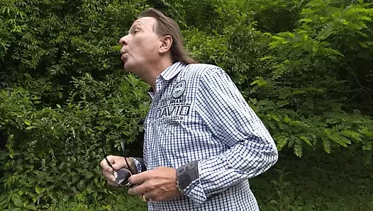 Güzel kız açık havada büyük yarakla sikişiyor Büyük George