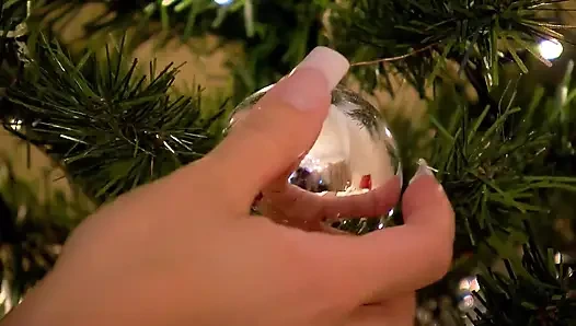 Tombul Latin Sürtük Noel Baba'nın Yarağını Gırtlağına Kadar Alıyor Ve Dölleniyor