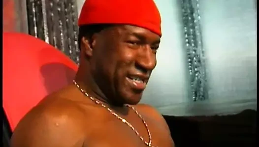 Sıcak siyah kız alır bir siyah masif horoz içinde ona ağız ve berbat o