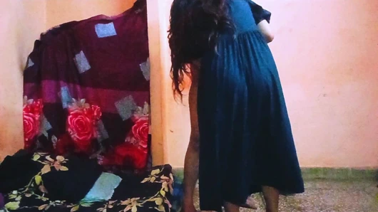 Sevimli üvey kız kardeş ilk kez baloyu izliyor ve üvey erkek kardeşiyle her şeyi denemek istiyor