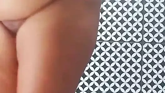 Ateşli büyük memeli üvey anne banyoyu temizliyor