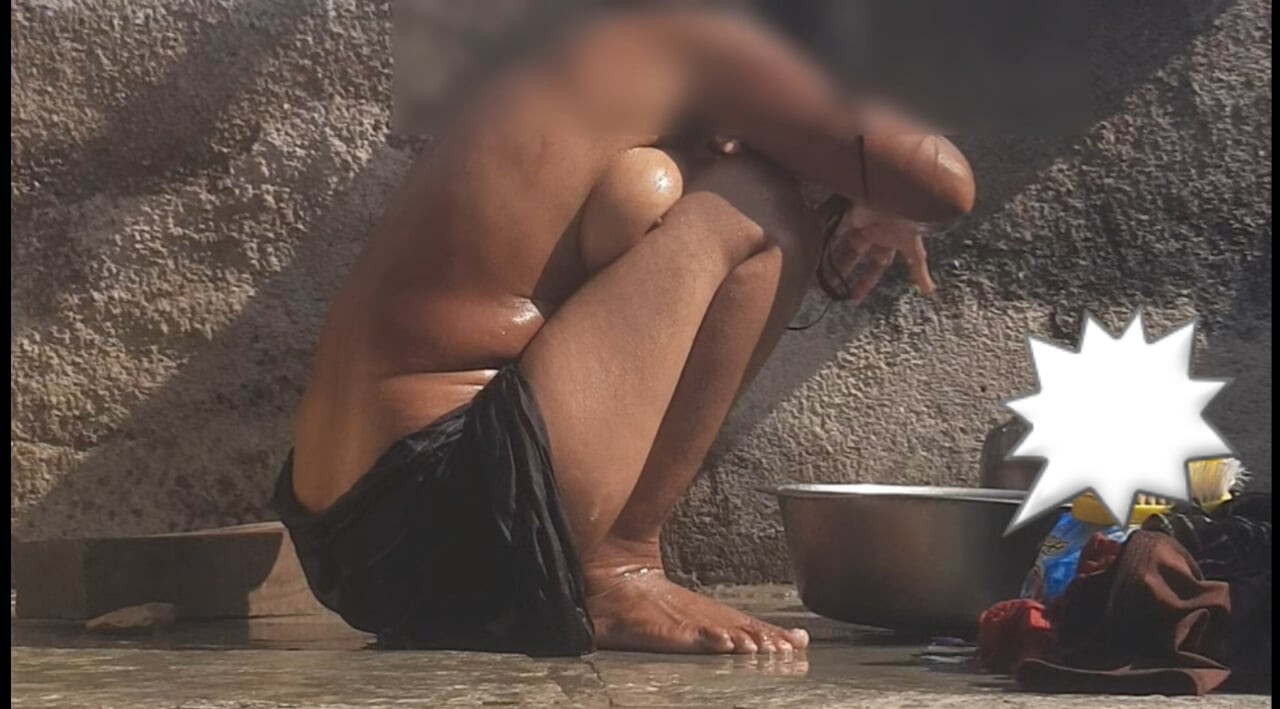 Üvey kız kardeş köyde açık bir banyoda çıplak banyo yapıyor