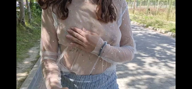 Şeffaf bir tişörtle şehirde dolaşıyorum ve herkesin içinde göğüslerimi teşhir ediyorum