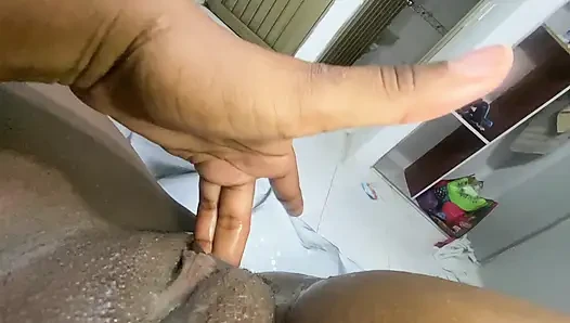 İyi bir fışkırtma için yeni vibratörü kullanıyorum